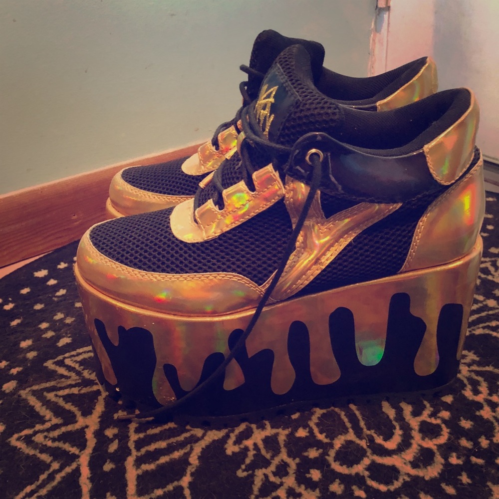 YRU Qozmo holographic platform sneaker